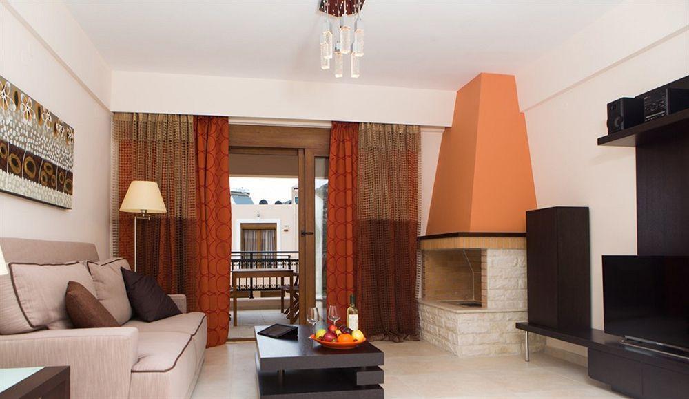 מלון דירות Stone Village 4*